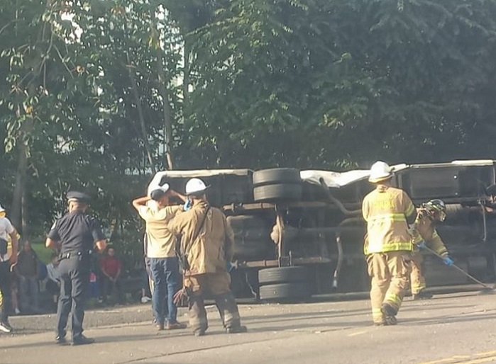 Los bomberos solicitan a los conductores manejar con precaución. /  Foto: BCBRP