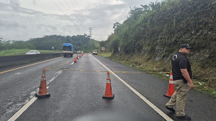 Aparentemente, el hombre fue asesinado y lanzado a la cuneta.  /  Foto: Diómedes Sánchez