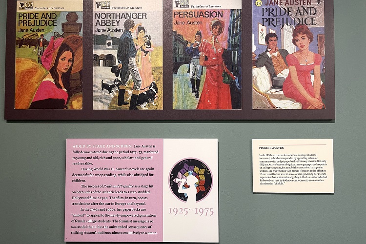 Muestra las portadas de cuatro novelas de la escritora británica Jane Austen en la exhibición 'Paper Jane: 250 Years of Austen' este martes, en Nueva York (EE.UU.). Pese a su corta vida, Austen (1775-1817) dejó al morir un imperdurable legado que Grolier Club, una sociedad de bibliófilos de Nueva York, explorará con detalle hasta febrero.  Foto:EFE