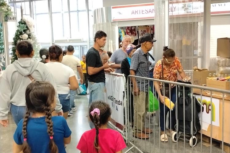 Las lluvias y el mal estado del tiempo han limitado las faenas de pesca, reduciendo la oferta habitual de pescado y mariscos disponibles para la venta. Foto: Thays Domínguez
