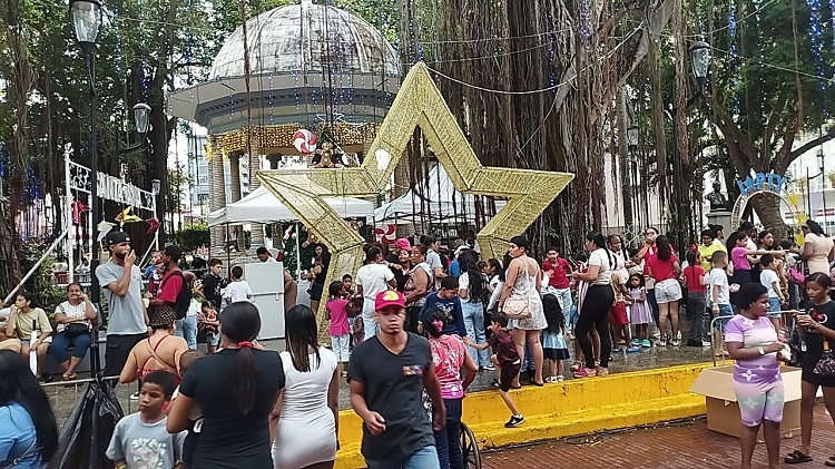 decenas de niños de todas las edades llegaron para disfrutar de la fiesta navideña. 