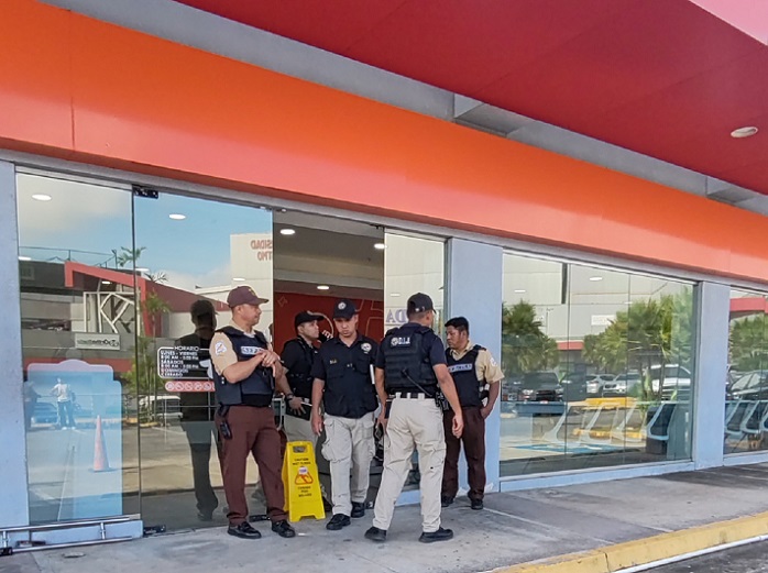 Dentro y fuera del establecimiento comercial quedaron rastros de sangre, además de vidrios rotos.  /  Foto: Eric Montenegro