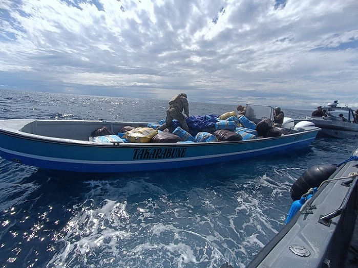 La droga era transportada en una lancha artesanal por dos narcotraficantes.  /  Foto: Senan
