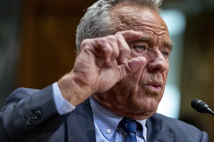 El secretario de Salud, Robert F. Kennedy Jr., informó que firmó una declaración que "rechaza los procedimientos de reasignación de sexo, ya que no son un tratamiento seguro ni efectivo para niños con disforia de género". Foto: EFE