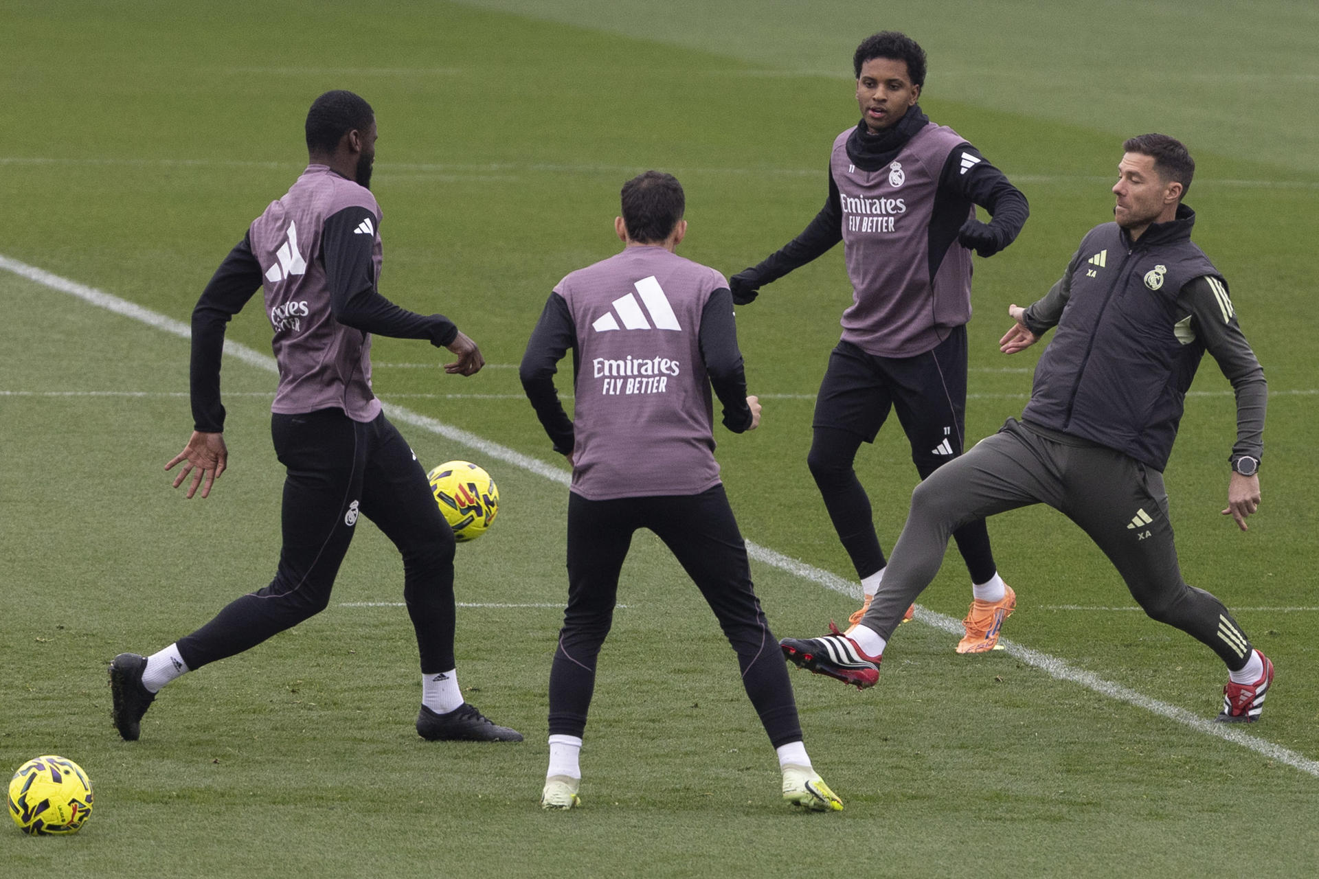 El futbolista del Real Madrid Rodrigo Goes y el entrenador, Xabi Alonso (d), durante un entrenamiento. Foto: EFE