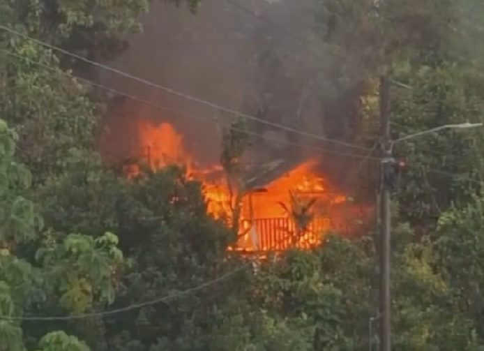Las llamas arrasaron con la casa de madera. /  Imagen: cpatura de video RS