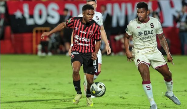 El panameño Fidel Escobar (der.) en el partido de vuelta de la final del fútbol de Costa Rica.