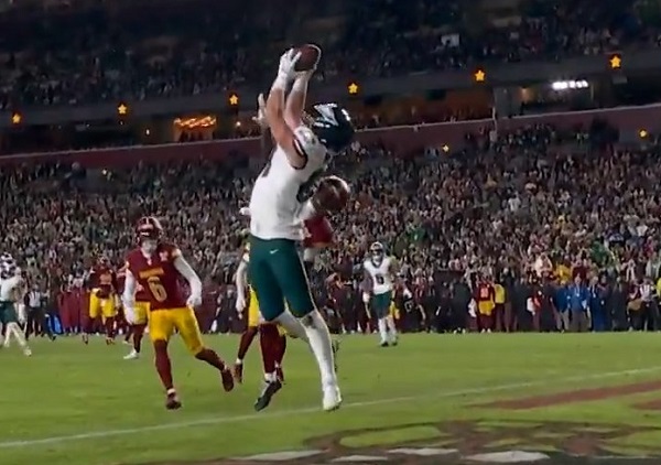 Dallas Goedert recibe en gran forma un pase de Jalen Hurts para anotar touchdown.