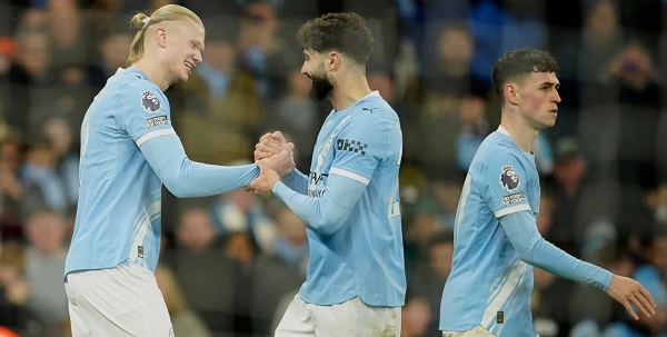 Erling Haaland (izq.) celebra uno de sus goles en el partido en el que el Manchester City venció 3-0 al West Ham. Foto: EFE