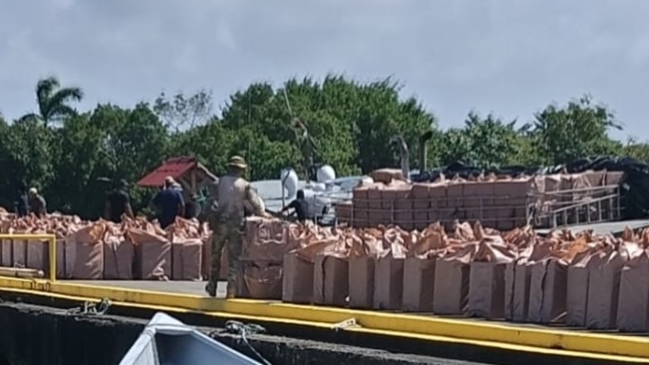 Interceptan embarcación rumbo a Colombia con presunto contrabando.