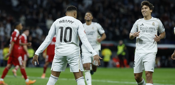 Kylian Mbappé (izq.) celebra su segundo gol al estilo Cristiano Ronaldo en honor al astro portugués. Foto: EFE