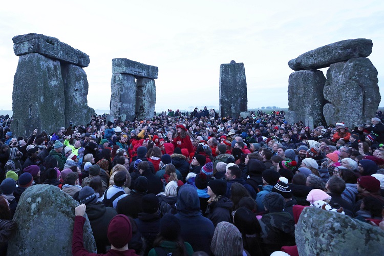 Miles de personas contemplan este domingo el monumento megalítico de Stonehenge, cerca de Amesbury (Reino Unido), para celebrar el solsticio de invierno, el día más corto del año en el hemisferio norte. Foto/EFE
