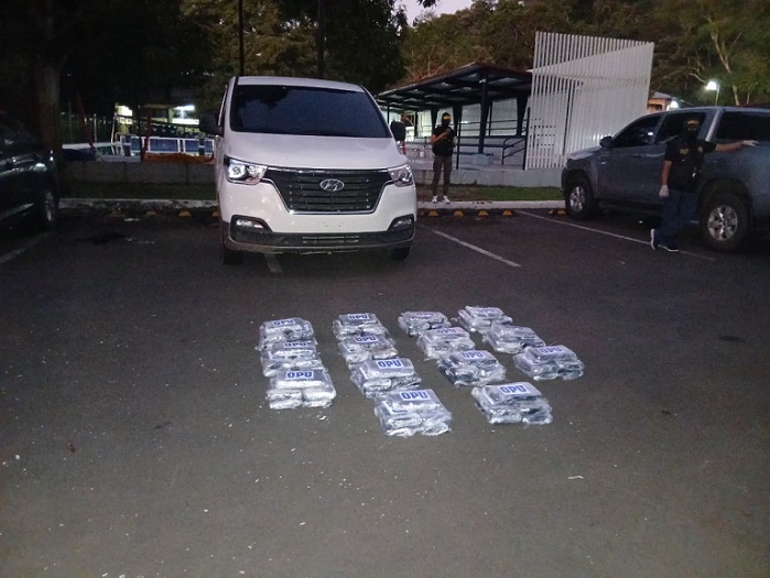 La droga iba oculta en un doble fondo.  /  Foto: PN