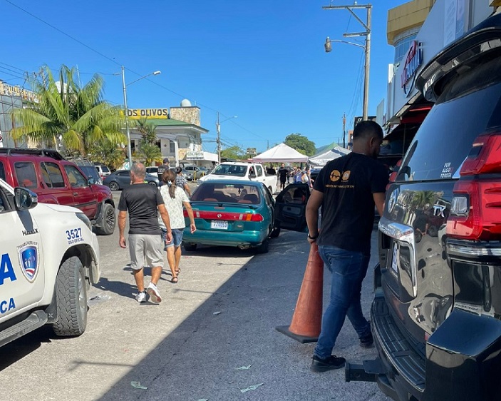El herido conducía un sedán de color verde.