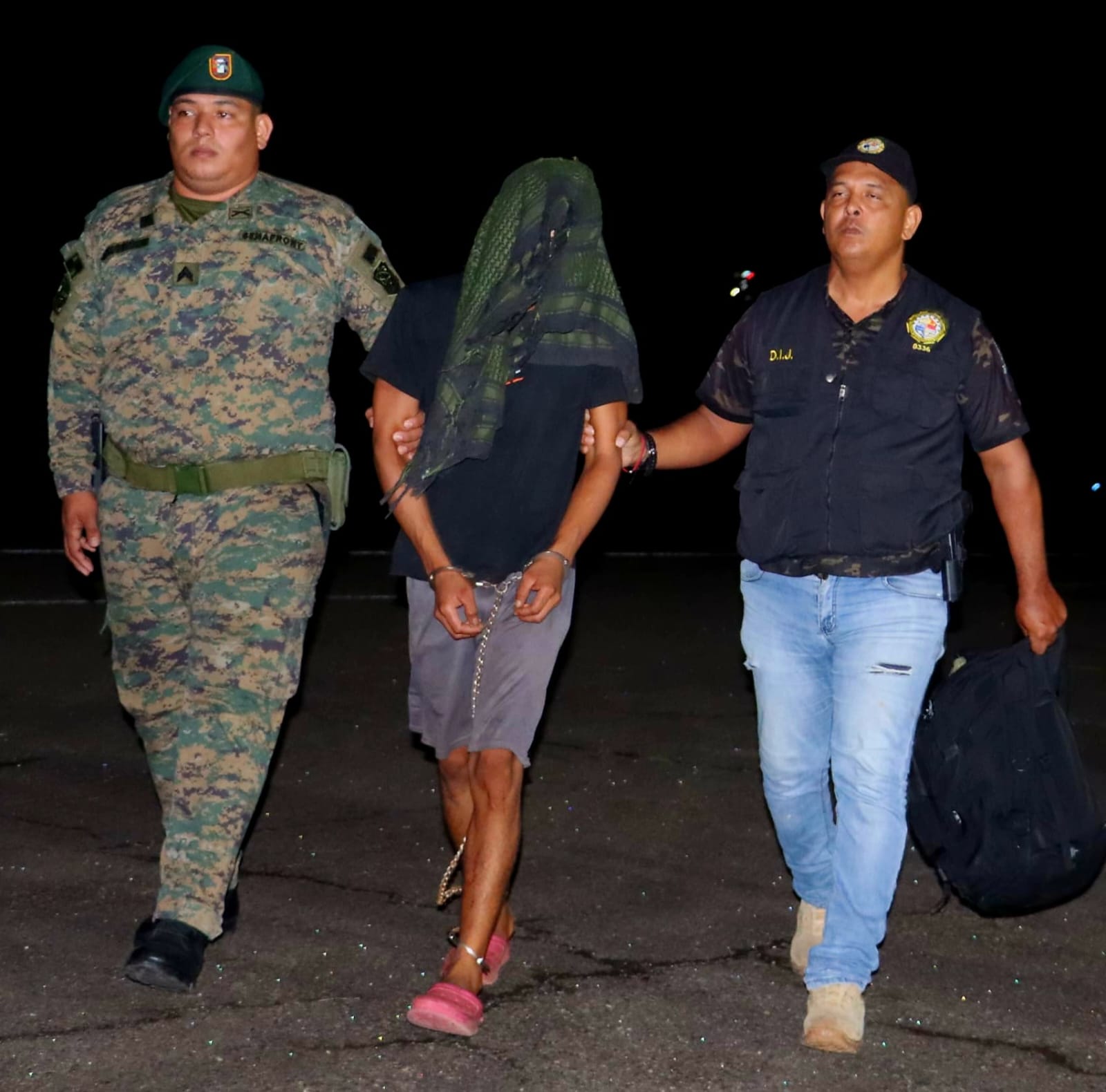 SENAFRONT desplegó un operativo inmediato, con el apoyo de residentes del área, logrando retener a un ciudadano de 21 años, señalado como el presunto responsable. 