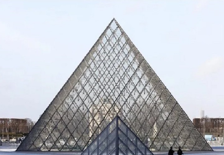 En una publicación en la red social X, el Museo del Louvre explicó que esta medida de seguridad se suma a un "dispositivo policial móvil" estacionado frente a la entrada del museo "desde el 19 de diciembre". Foto: EFE