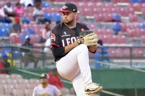 El zurdo chiricano Kenny Hernández juega para los Leones del Escogido.