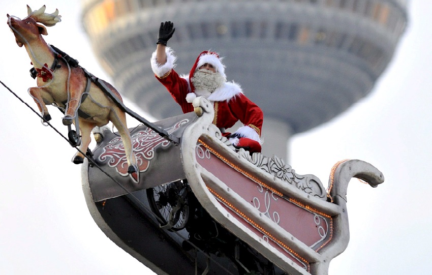 Los niños también pueden llamar por teléfono al Norad, donde unos 1,000 voluntarios estadounidenses y canadienses responden sus dudas sobre la ubicación de Santa Claus y sus orígenes. Foto. EFE