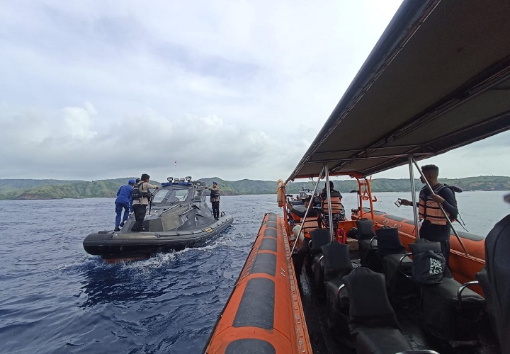 La embarcación de uso turístico, llamada KM Putri Sakinah, se hundió en las aguas de Padar alrededor de las 8:30 de la noche del viernes, tras lo cual se activó una búsqueda con lanchas y equipos de buceo. Foto: EFE