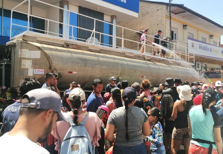 En la ciudad de Chitré, la vicealcaldesa Alba Osorio indicó que las tradicionales mojaderas del 1 de enero iniciarán a las 10:00 de la mañana y se extenderán hasta las 5:00 de la tarde, teniendo como epicentro el Parque Unión. Foto. Thays Domínguez