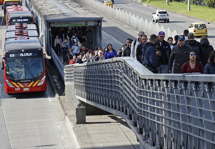El "salario mínimo vital" para 2026 fue fijado en dos millones de pesos (unos $535.00), incluido el auxilio de transporte, y beneficiará a unos 2.3 millones de trabajadores, el 10% de los asalariados del país. Foto: EFE