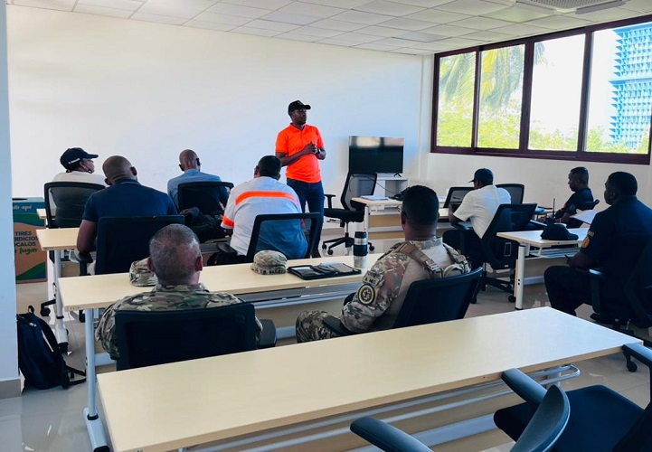 Los principales lugares que la gente visita son Playa La Angosta, Playa Huertas, Guayra, Isla Grande y otras.