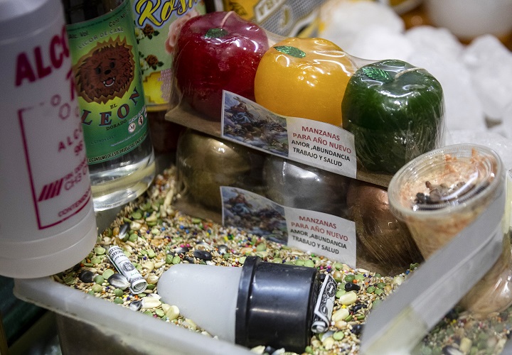 Las personas compran 'kits ritualizados' con jabones, lociones y baños herbales elaborados para atraer “la abundancia y la prosperidad”. Foto/EFE