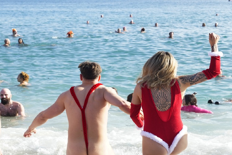 En varios países europeos las personas llevan a cabo el ritual del primer baño de agua helada para iniciar el Año Nuevo. Foto: EFE