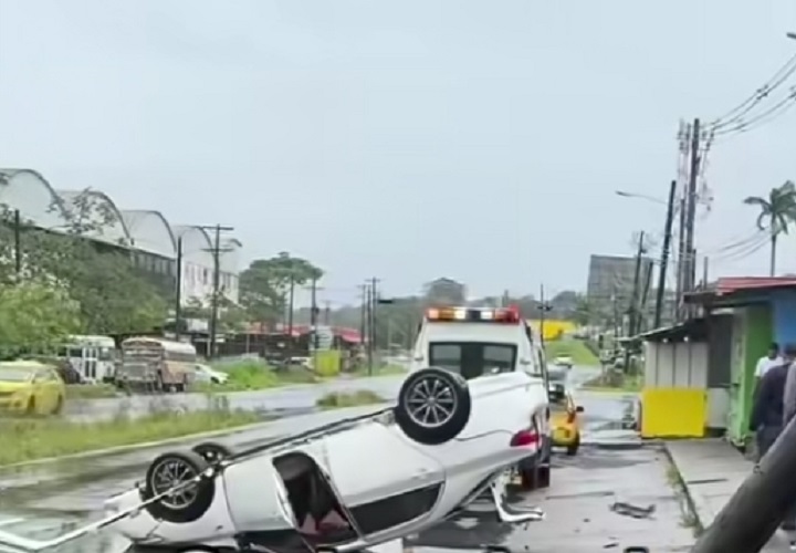Un automóvil se volcó luego de chocar con un objeto fijo. Foto. Diómesdes Sánchez