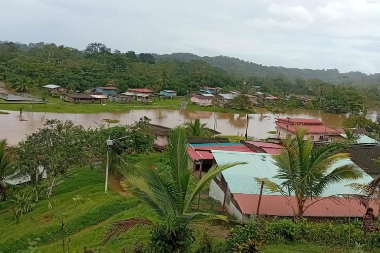 En el caso de la comunidad del Guásimo, el río también se desbordó y fue a dar al interior de las casas, la iglesia, el centro educativo, en medio de la preocupación de los moradores.