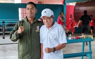 Ricardo 'El Científico' Núñez (izq.) y su entrenador Gustavo Cervantes. Foto: Cortesía