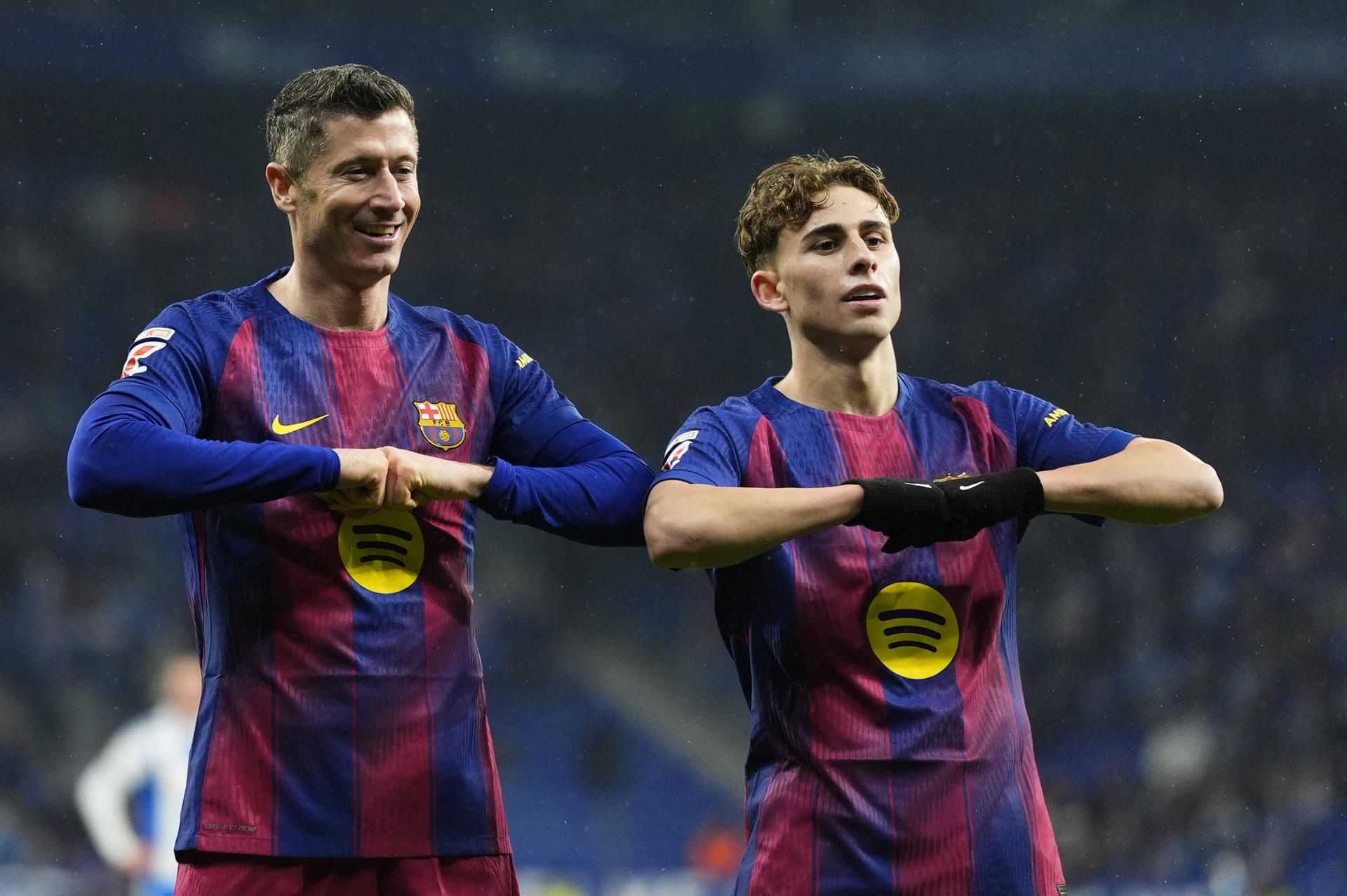 El delantero del Barcelona Robert Lewandowski (i) celebra su gol durante el partido de la jornada 18 de LaLiga. /Foto: EFE