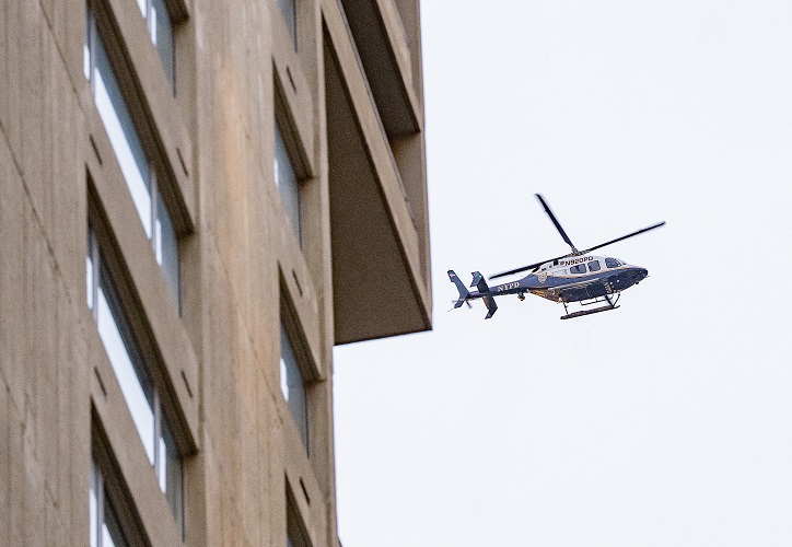 Nicolás Maduro y Cilia Flores fueron trasladados desde la prisión federal Metropolitana de Brooklyn (MDC) hasta un campo en las afueras de la ciudad, desde donde fueron introducidos en un helicóptero que los trasladó hasta un helipuerto cercano al tribunal federal del sur de Nueva York. Foto: EFE