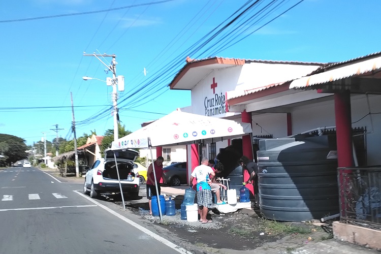 La población ha sido  abastecida de agua en distintos puntos, entre ellos tanques de reserva instalados en sitios estratégicos. Foto. Thays Domínguez
