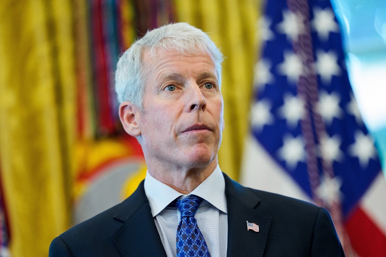 En medio del escepticismo de las petroleras, Chris Wright reconoció que tomará "decenas de miles de millones de dólares y un tiempo significativo" revitalizar esta industria venezolana. Foto: EFE