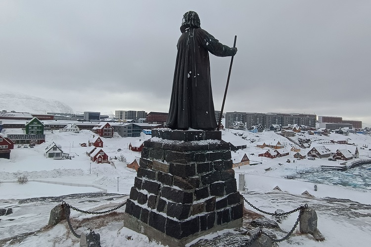 Groenlandia tiene una población de unos 57,000 habitantes en un territorio de 2.1 millones de kilómetros cuadrados (el 80% cubierto de hielo de forma permanente) y depende de los ingresos de la pesca y de la ayuda económica anual de Dinamarca. Foto. EFE