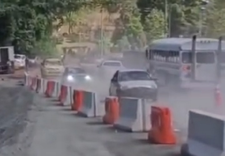 Las autoridades le solicitan a los conductores prudencia al conducir por la vía. 