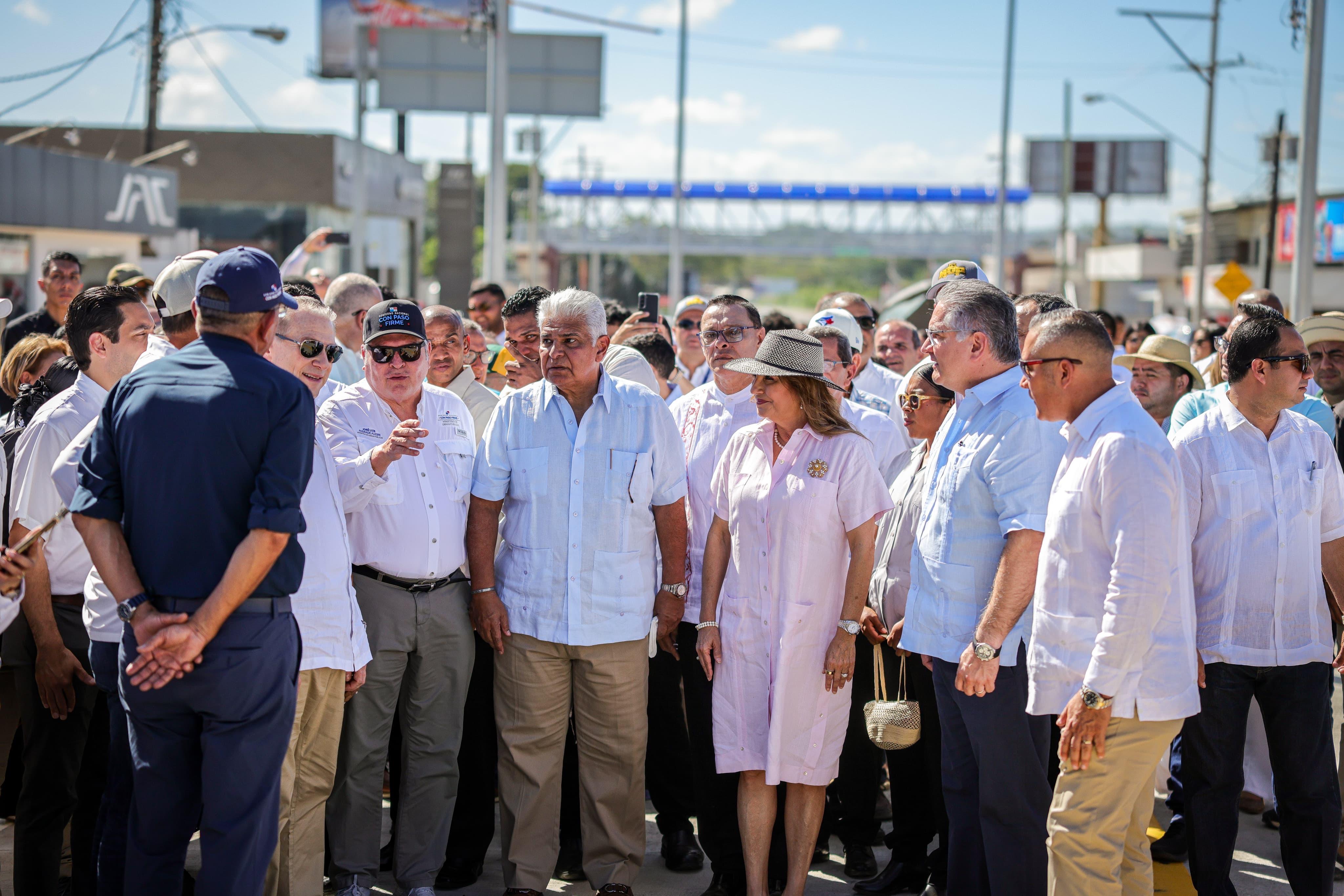 A pesar de la ausencia, reiteró el respaldo del Gobierno al desfile y destacó el trabajo de artesanos, organizadores y participantes que mantienen viva la tradición, puntada a puntada, año tras año.
