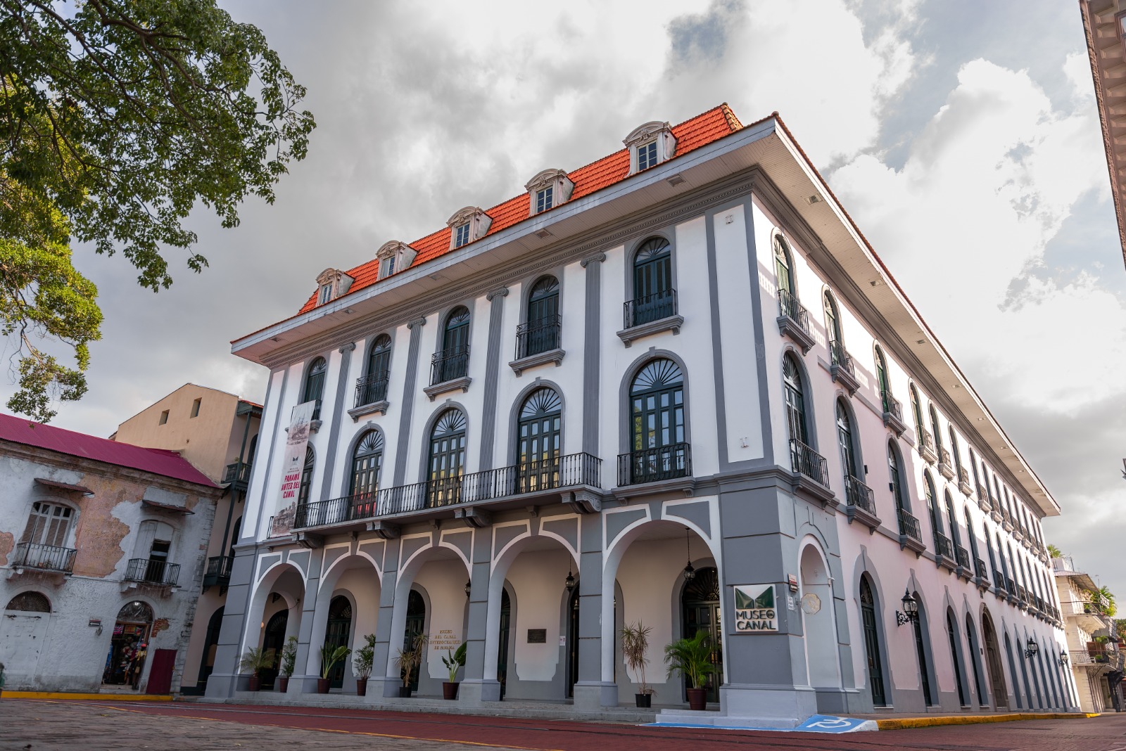 Desde el Museo del Canal hacen un llamado claro: recordar no es solo mirar atrás, es defender lo que costó sangre, lucha y dignidad.