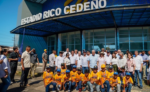 El presidente de la República, José Raúl Mulino, encabezó el acto en el Estadio Rico Cedeño de Chitré. Foto: Presidencia de la República