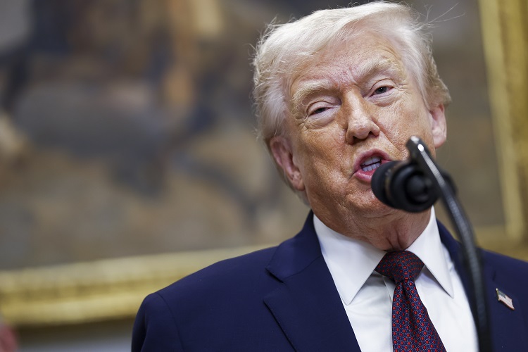 El presidente Donald Trump, precisó que "estamos bajando los precios del petróleo y vamos a dar dinero a Venezuela, que lo necesita desesperadamente". Foto: EFE