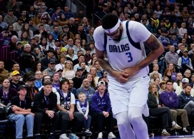 Anthony Davis cuando se lesionó su mano. Foto: EFE