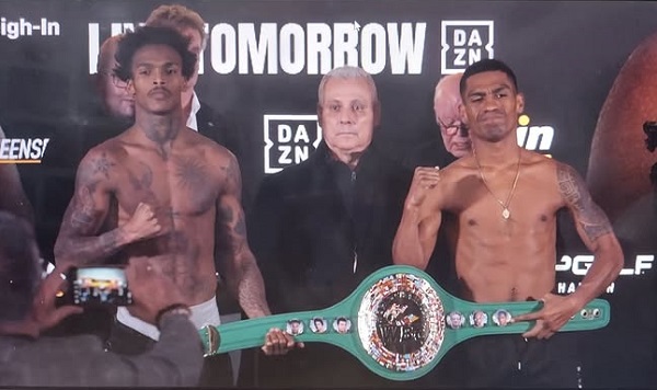 El púgil panameño Ricardo 'El Científico' Núñez (der.) y el cubano Jadier Herrera (izq.) en la ceremonia de pesaje oficial. 