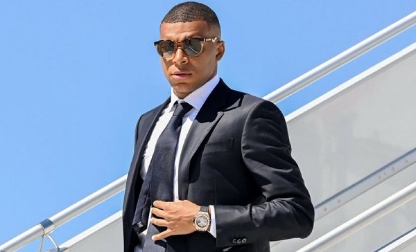 Kylian Mbappé a su llega a Arabia Saudita. 