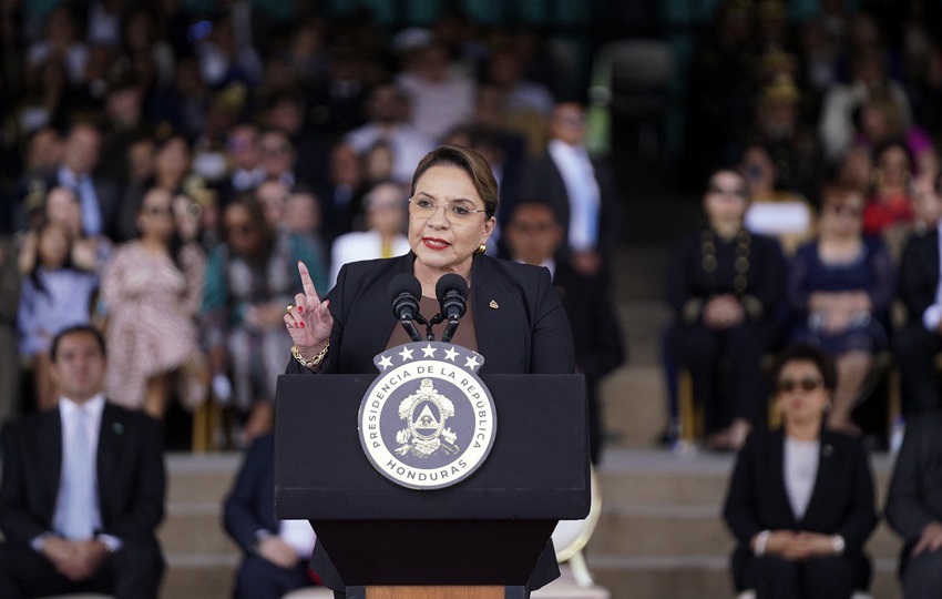 La presidenta Xiomara Castro, Castro convocó el sábado al Consejo de Ministros, luego de que el Gobierno estadounidense advirtió de "severas consecuencias" ante "intentos para revertir la elección" presidencial, que ganó Nasry Asfura. Foto: EFE