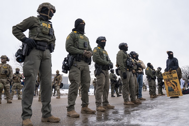  Esos agentes se sumarán a unos 2.100 del ICE y de otras agencias federales que ya fueron enviados por Seguridad Nacional a principios de mes al estado de Minnesota. Foto: EFE