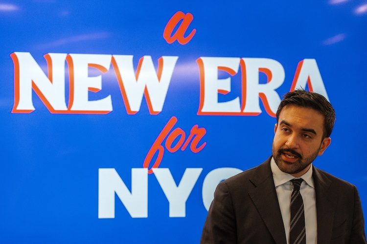 Unas 15,000 enfermeras de Nueva York abandonaron sus puestos en los hospitales para unirse a la mayor huelga del sector en la historia de la ciudad. Foto. EFE