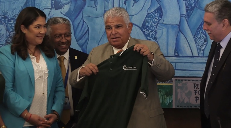 Se instala la junta directiva del centro. 