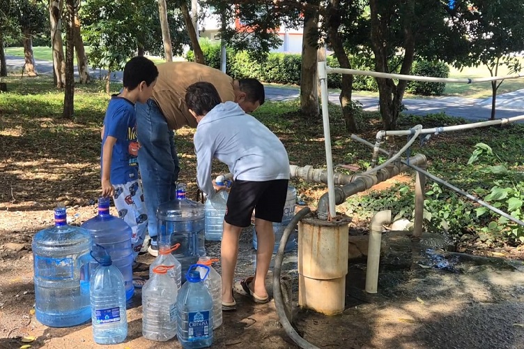 La falta del vital líquido ha obligado a muchas familias a recurrir a pozos y tanques de reserva. Foto. Thays Domínguez