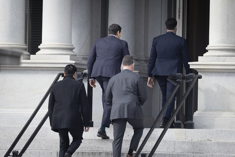 El secretario de Estado de Estados Unidos, Marco Rubio (2-I), llega al Edificio de la Oficina Ejecutiva de Eisenhower para una reunión con el ministro de Relaciones Exteriores de Groenlandia, Vivian Motzfeldt, y el ministro de Relaciones Exteriores de Dinamarca, Lars Lokke Rasmussen, junto con el vicepresidente JD Vance
